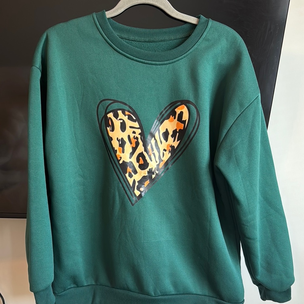 Dark Green Leopard Heart Print Women's Sweatshirt Large